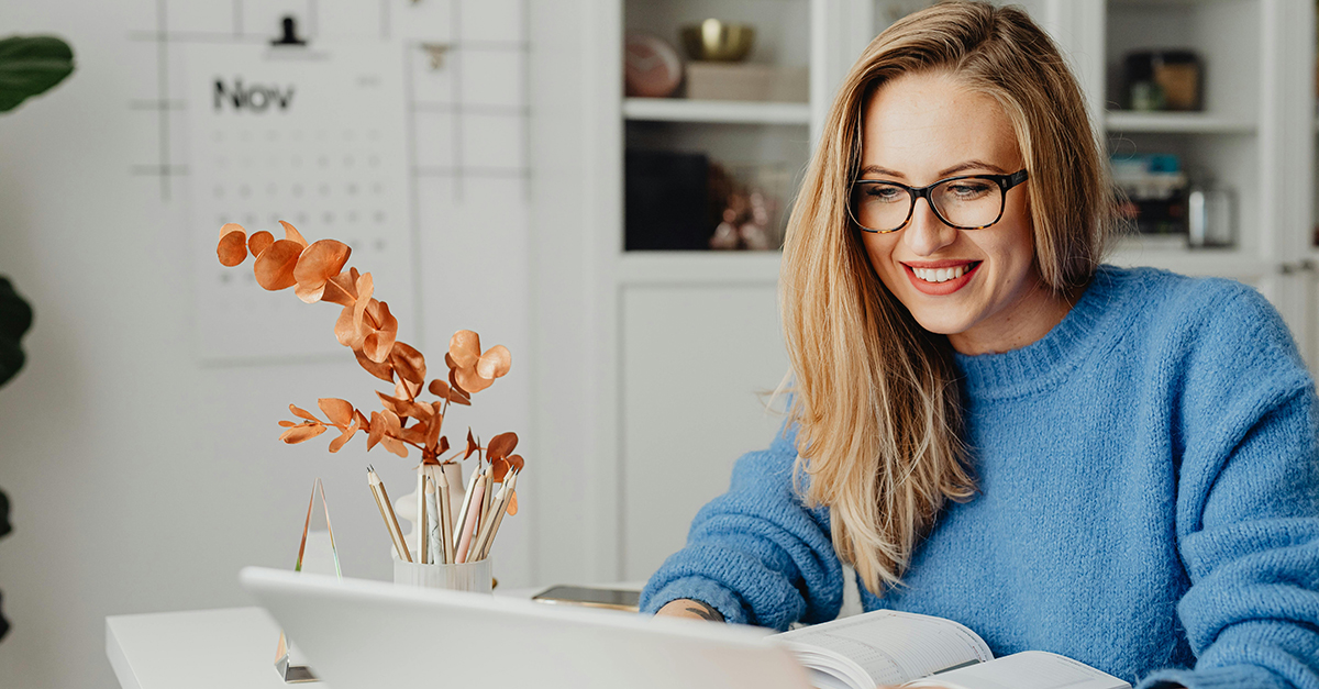 Femme souriante travaillant à son bureau à domicile