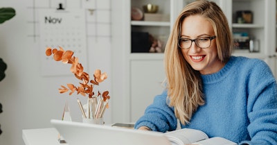 Mujer sonriente trabajando en home office