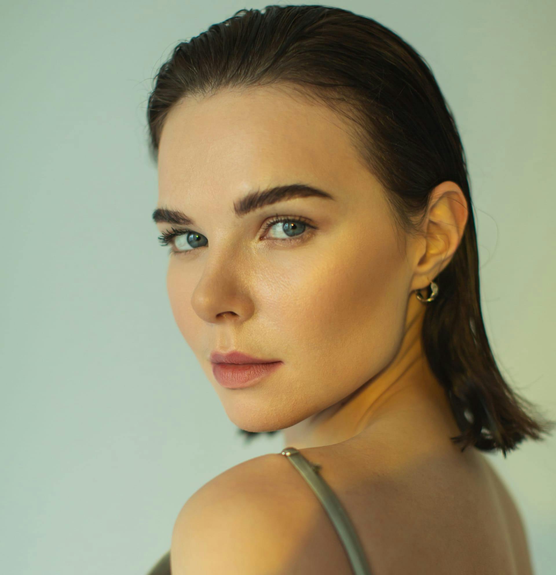 lady looking over her shoulder to camera