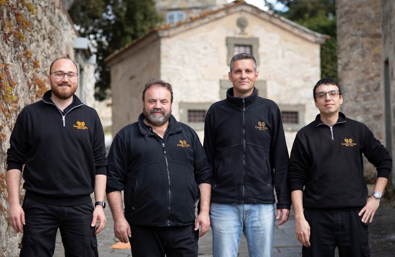 Paolo Porfiri, Massimo Pagni, Filippo Vigni e Giulio Fineschi sono i responsabili dello svolgimento dei lavori in campagna, cantina e magazzino. Paolo Porfiri, Massimo Pagni, Filippo Vigni e Giulio Fineschi sono i responsabili dello svolgimento dei lavori in campagna, cantina e magazzino.