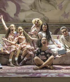 Pýcha a předsudek | Lucie Valenová (j. h.), Denisa Barešová (j. h.), Jindřiška Dudziaková (j. h.), Lucie Juřičková, Jana Stryková, Madgaléna Borová, David Prachař - foto: Patrik Borecký