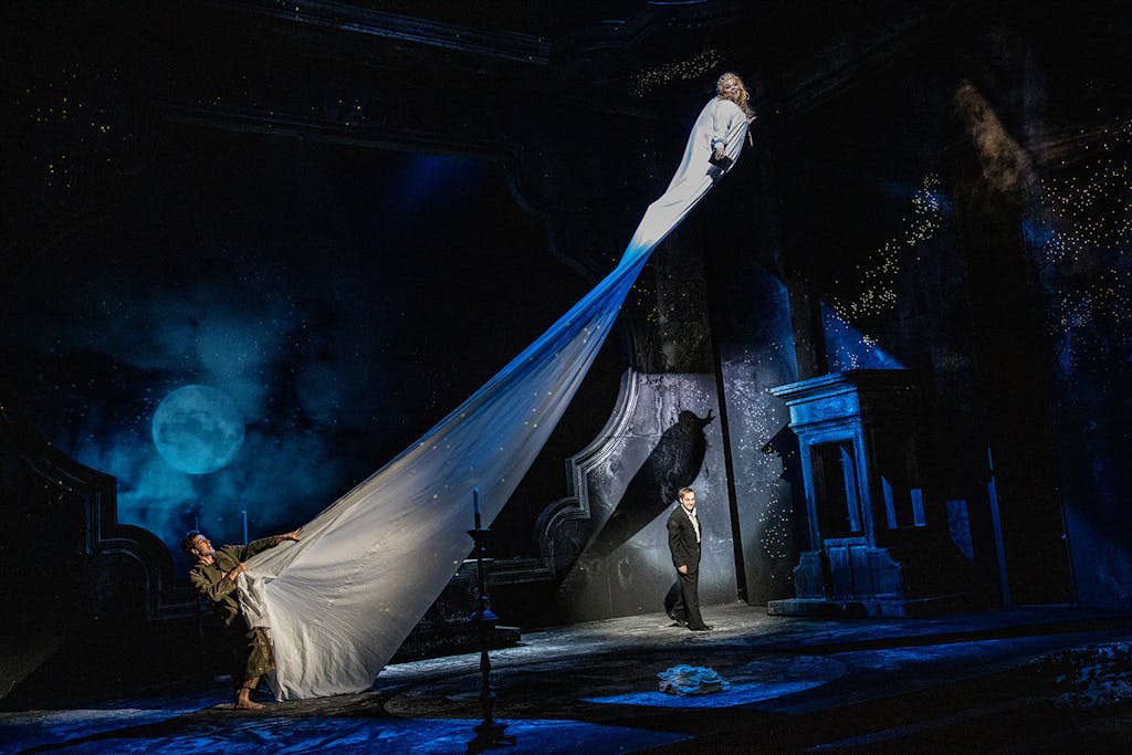 Činohra | Kytice: Radúz Mácha (Ženich), Jan Bidlas (Umrlec), Lucie Polišenská (Dívka) – foto: Pavel Hejný