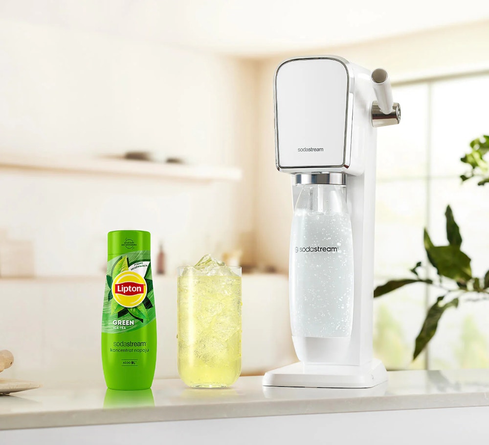 Saturator SodaStream i syrop Lipton Green Tea na stole
