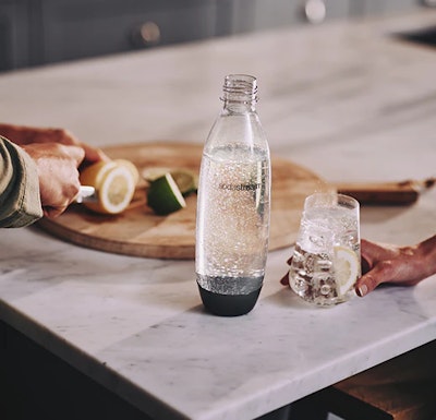 Butelka wody Sodastream oraz szklanka wody z cytryną