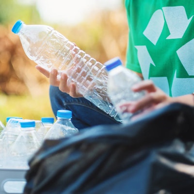 Puste butelki po wodzie do recyklingu