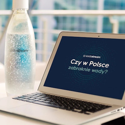Laptop z otwartą stroną tytułową raportu "Czy w Polsce zabraknie wody?" i butelką z wodą gazowaną SodaStream - tytułowa.