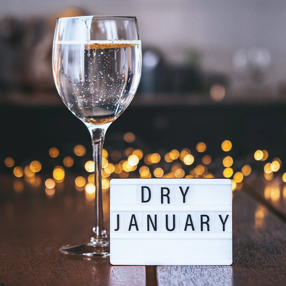 Kieliszek z wodą gazowaną i napisem Dry January