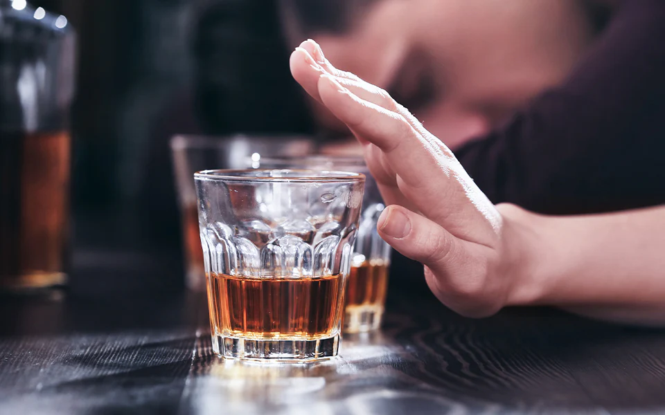 Męska dłoń odmawiająca drinka