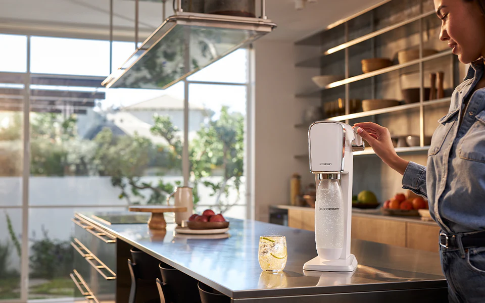 Nowoczesna ekokuchnia  z saturatorem SodaStream - zdjęcie.