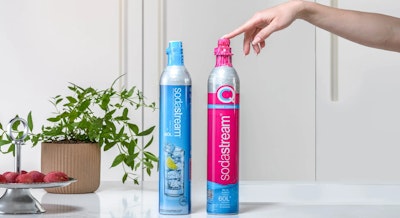 Dwa cylindry SodaStream na blacie w kuchni
