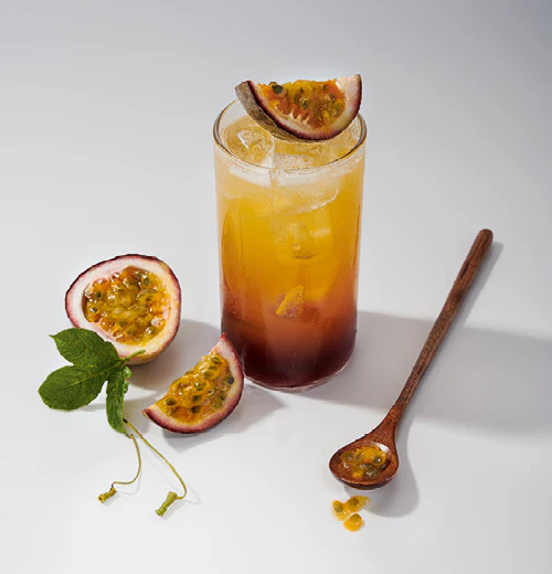 Drink "Słoneczna marakuja" przyozdobiony owocem marakuji