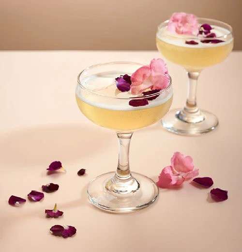 Drink "Summer paradise" ozdobiony jadalnymi kwiatami