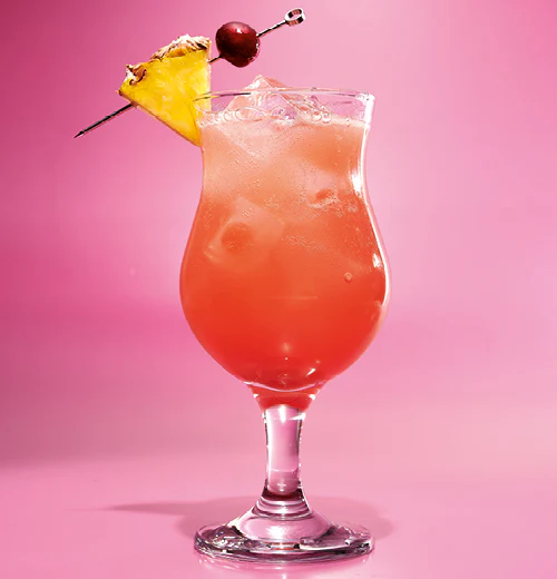 Drink "The Godmother" ozdobiony wiśnią i plastrem ananasa