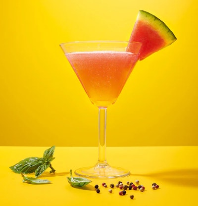 Drink "Watermellow" ozdobiony liśćmi bazylii, plasterkiem arbuza i ziarenkami pieprzu