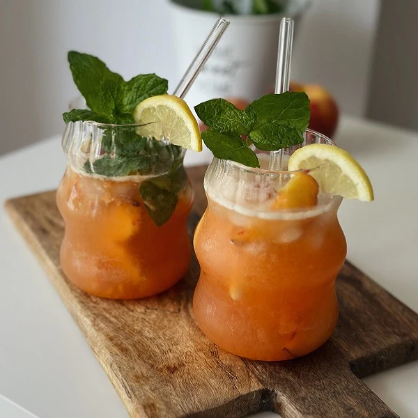 Domowa lemoniada brzoskwiniowa “Peach Fizz”