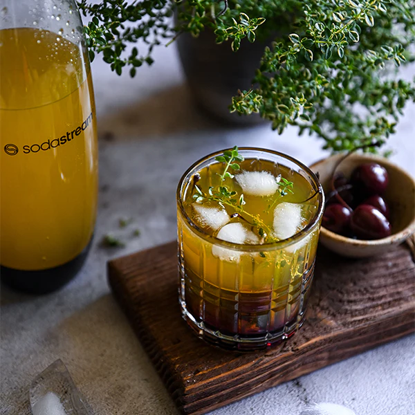 Drink bezalkoholowy „zachód słońca” o smaku pomarańcza-mango z wiśniami