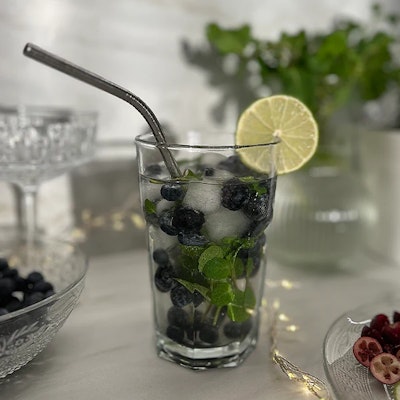Cytrynowo-limonkowy bezalkoholowy drink z brokatem