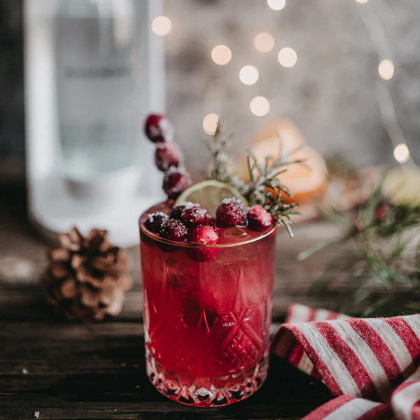Drink z sokiem malinowym i wodą gazowaną