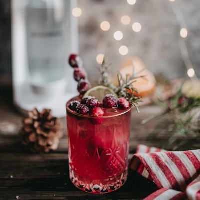 Drink z sokiem malinowym i wodą gazowaną