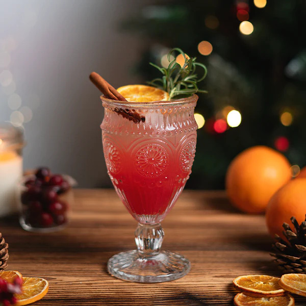 Bezalkoholowy drink z sokiem żurawinowym, pomarańczą i korzennymi przyprawami
