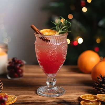 Bezalkoholowy drink z sokiem żurawinowym, pomarańczą i korzennymi przyprawami