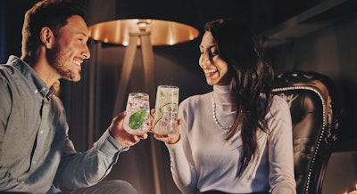 Para wznosząca toast wodą gazowaną SodaStream - tytułowa.
