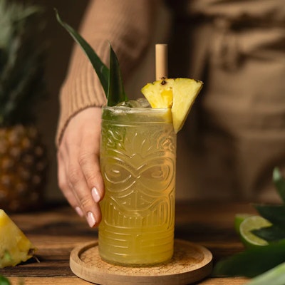 Bezalkoholowy drink z ananasem "Soda colada"