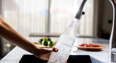 Napełnianie butelki SodaStream wodą z kranu