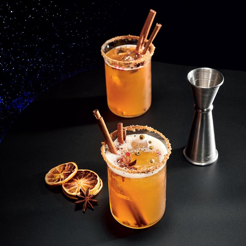Mocny drink z rumem, likierem i Bourbonem, przepis na „Trik krupiera”