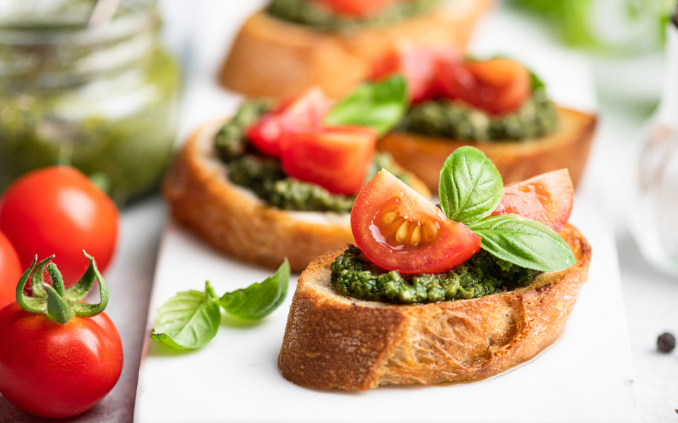 bruschetta z pomidorami, bazylią, pesto
