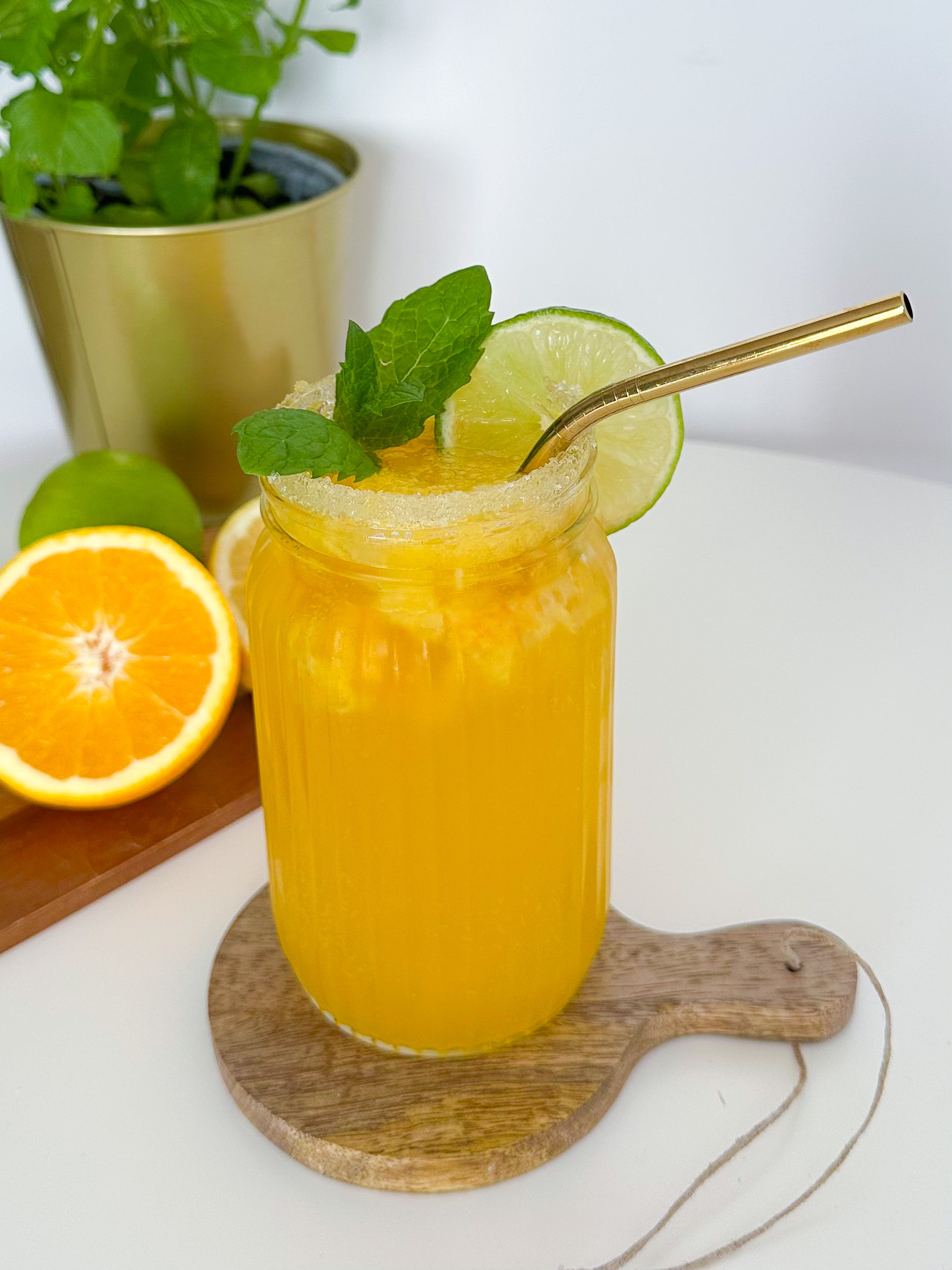tropikalny drink z sokiem pomarańczowym - zdjęcie