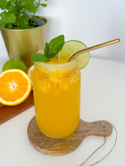tropikalny drink z sokiem pomarańczowym - zdjęcie