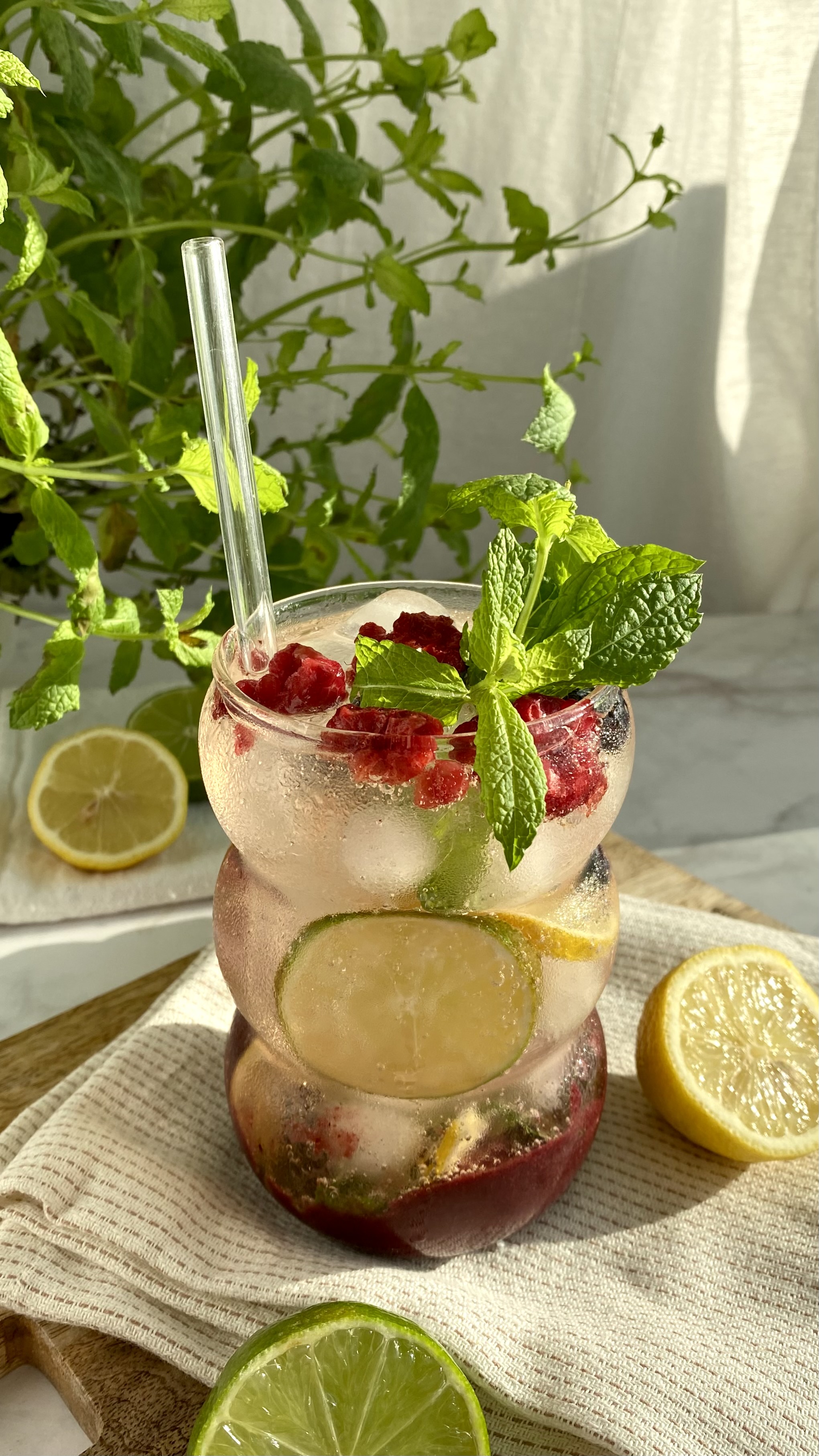bezalkoholowy drink z borówkami w stylu limoncello - zdjęcie