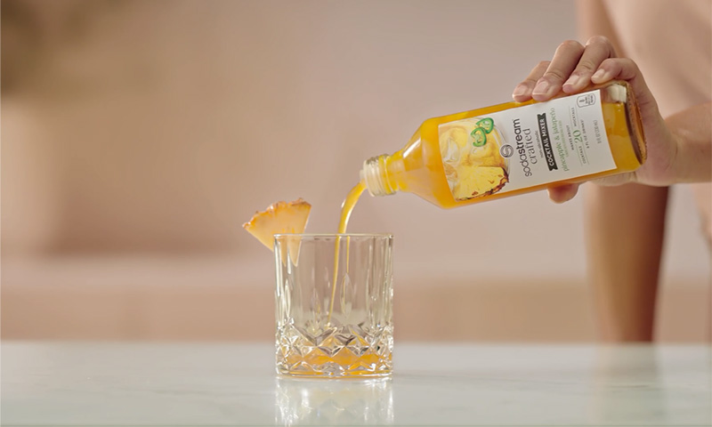 Dolewanie syropu sodastream crafted o smaku grejfrut i kwiat czarnego bzu do drinka