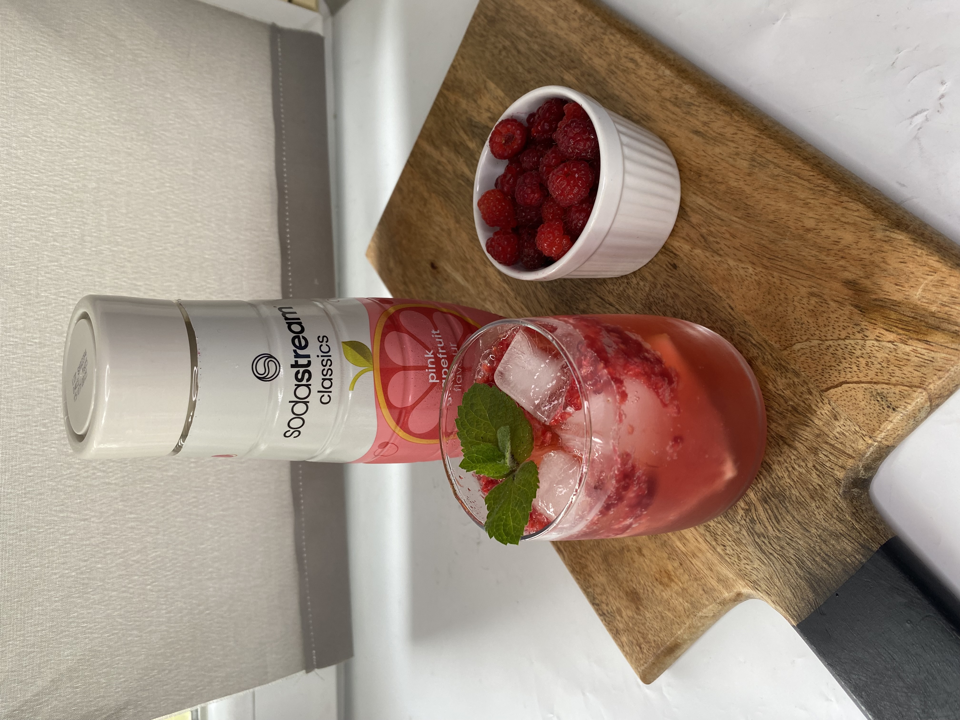Różowy drink bezalkoholowy “Raspberry Citrus Twist”