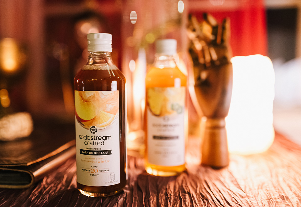 Syropy SodaStream Crafted na stole z dekoracjami andrzejkowymi - zdjęcie.
