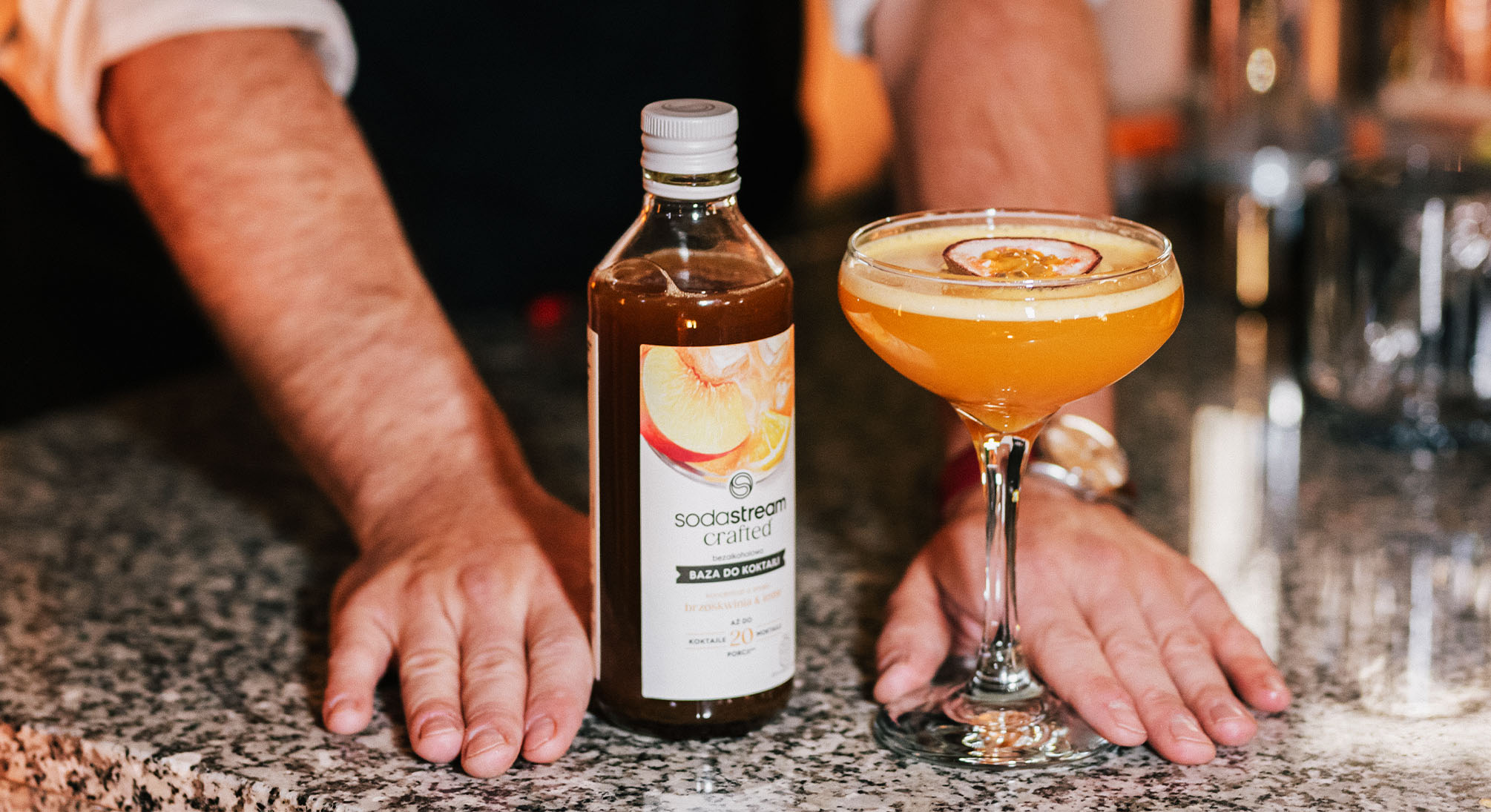Barman podający drinka z syropem SodaStream Crafted