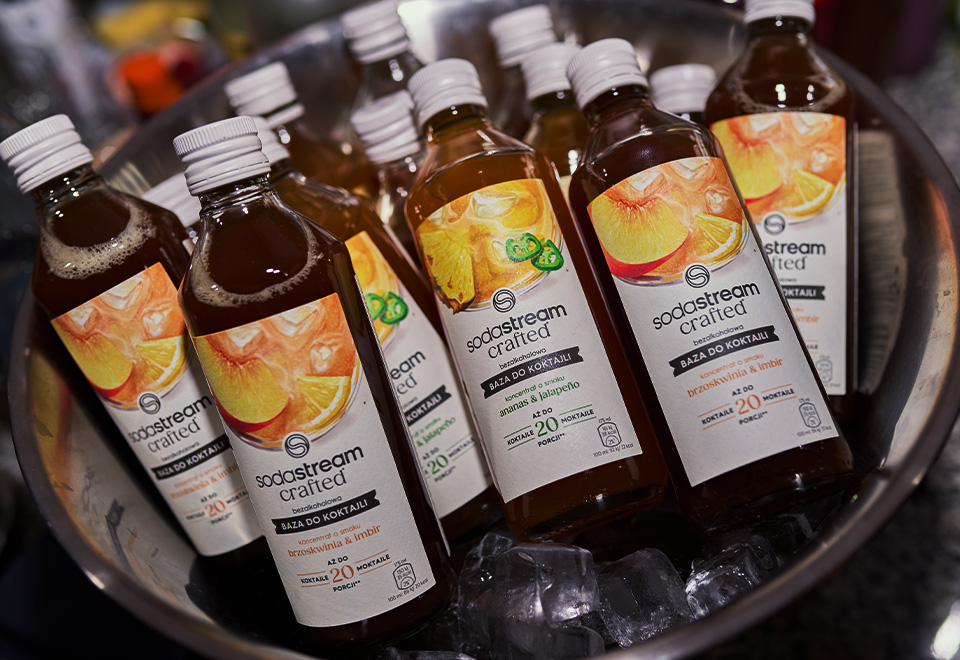 Syropy SodaStream Crafted w misce z lodem - zdjęcie.