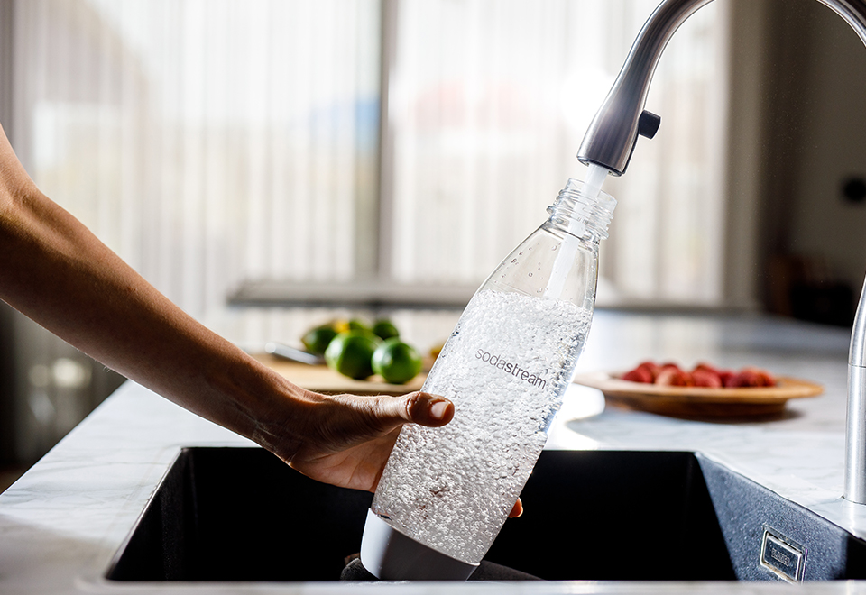 Nalewanie wody kranowej do butelki SodaStream Fuse - zdjęcie.
