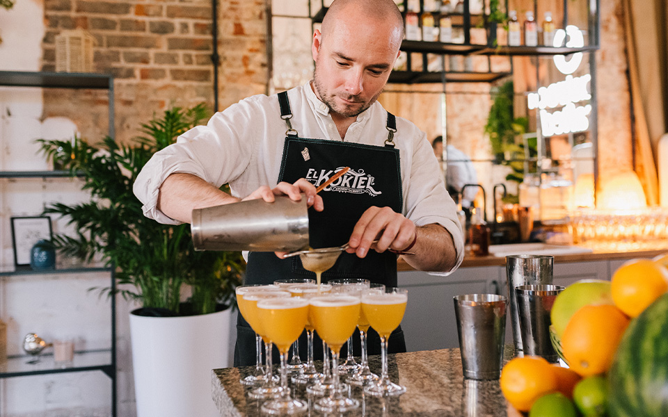 Barman robiący drinki - zdjęcie