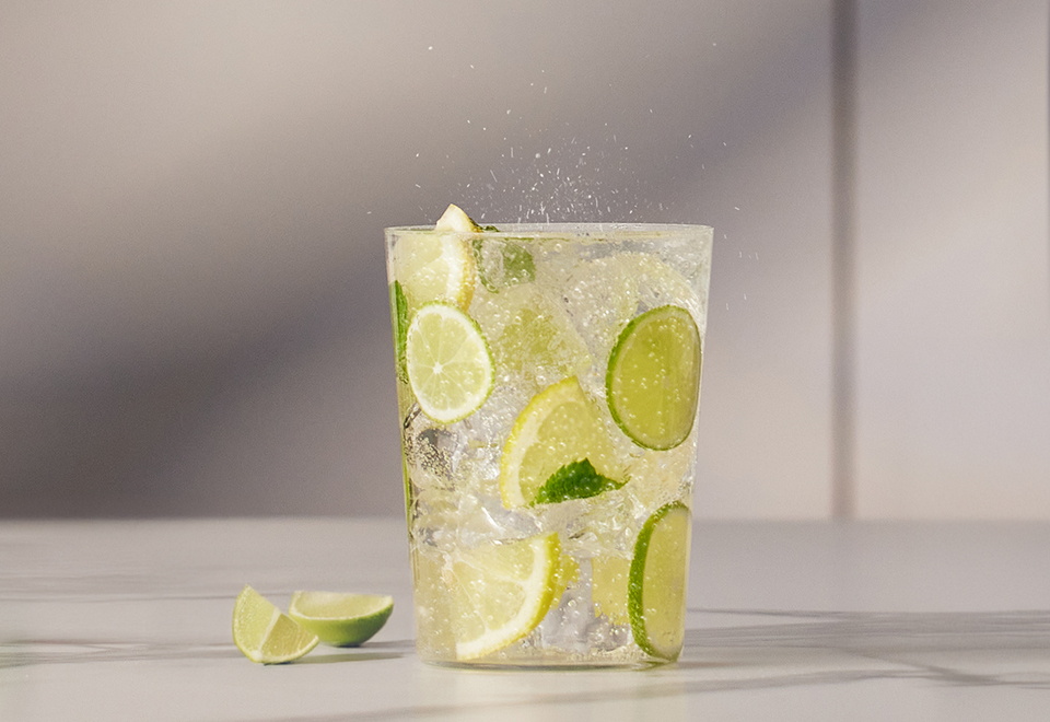 Bezalkoholowe mohito w przezroczystej szklance. - zdjęcie