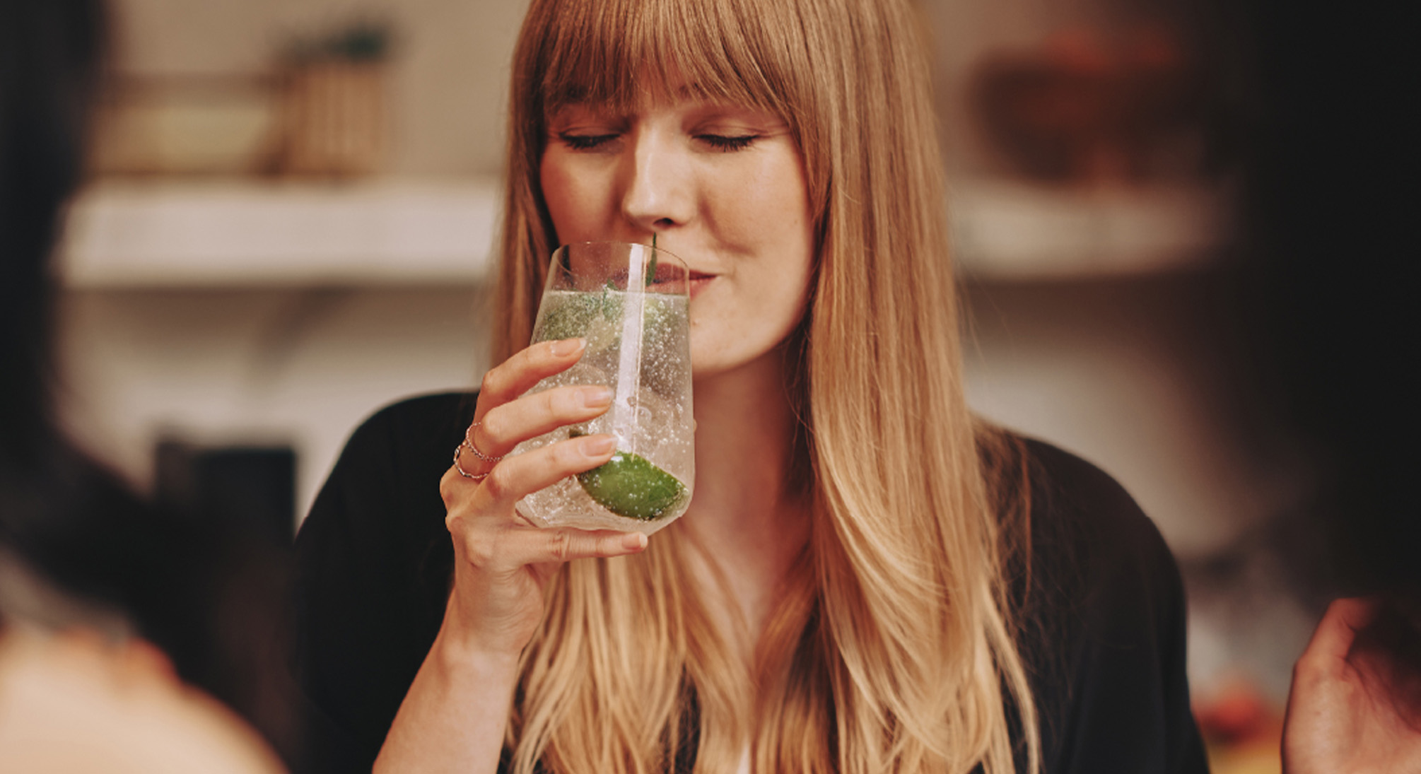 Młoda kobieta pijąca drinka z wody gazowanej SodaStream