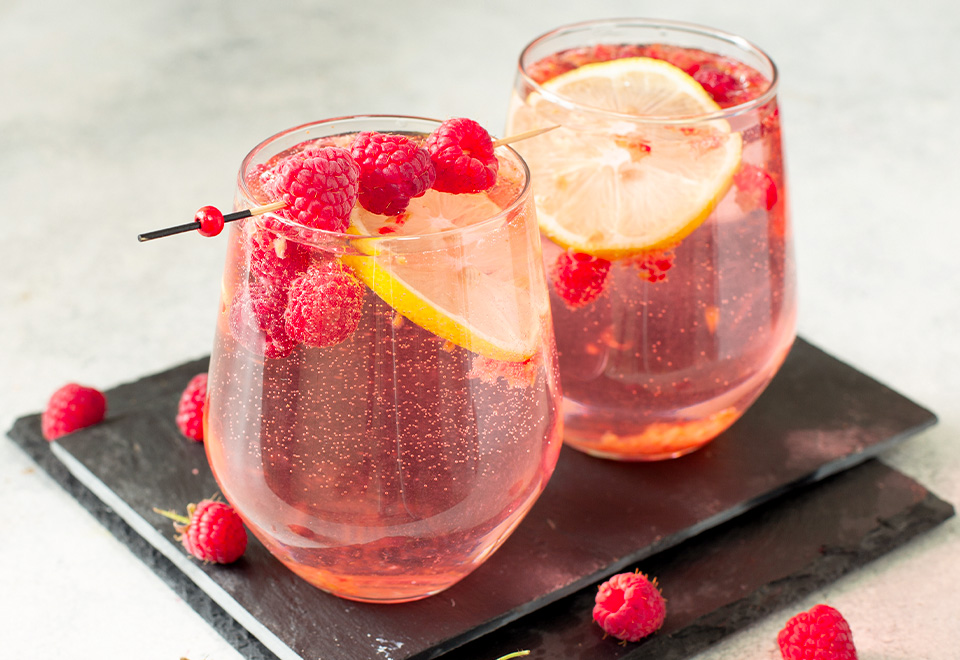 Szklanki z różowym drinkiem z malinami - zdjęcie