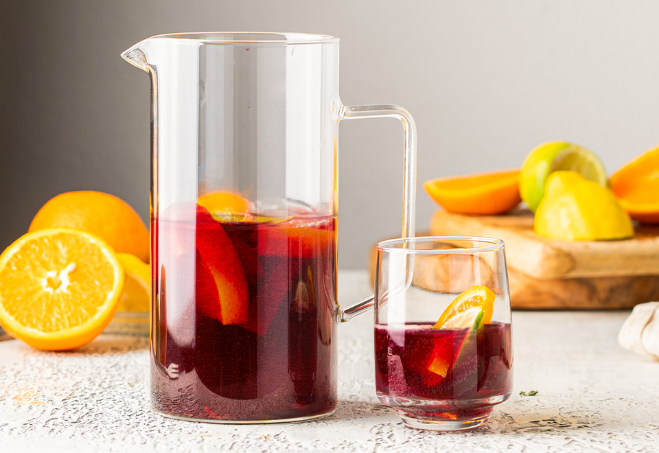 Dzbanek i szklanka sangrii - zdjęcie.