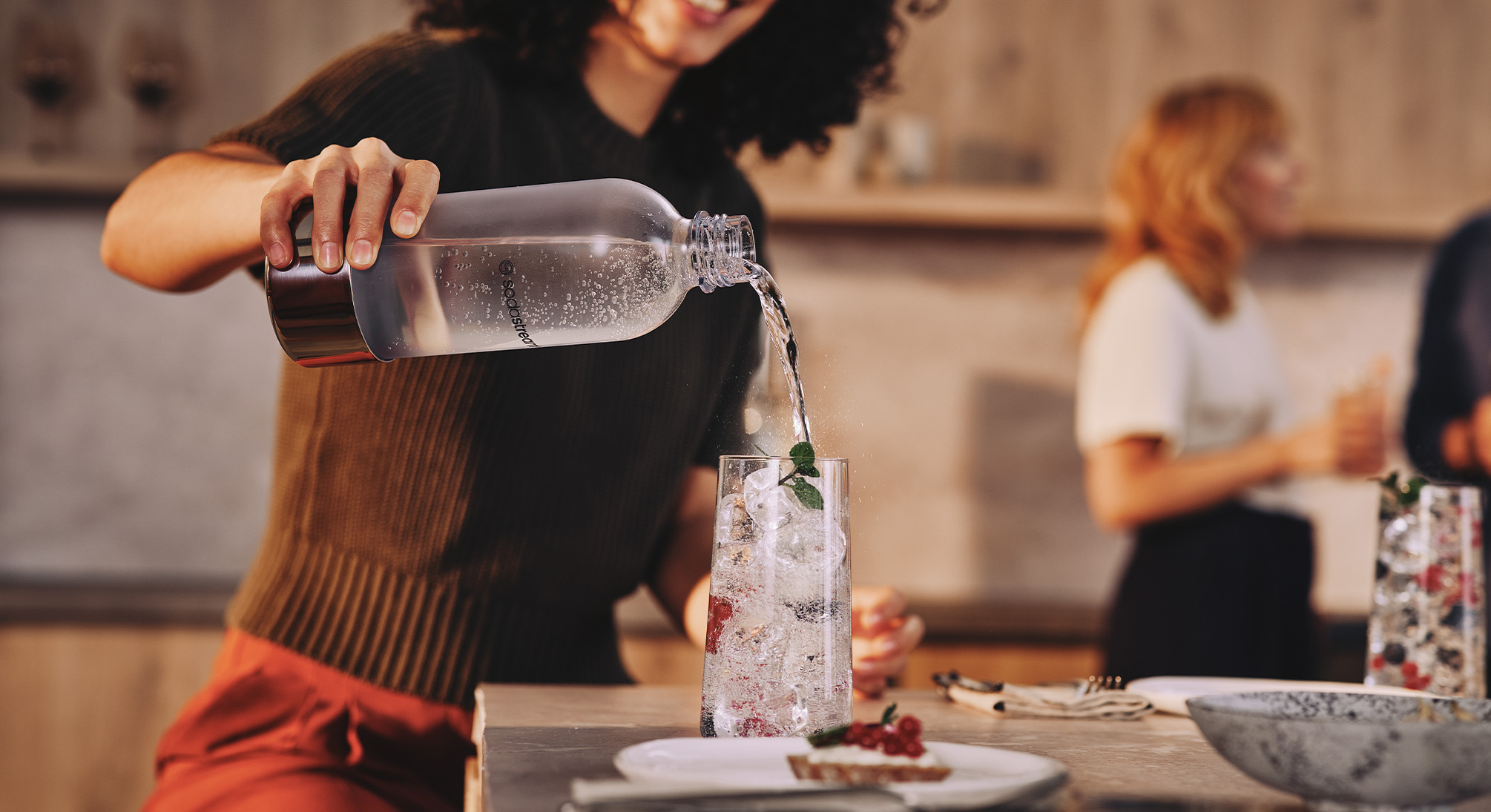 Kobieta robiąca mocktail z wody gazowanej od SodaStream