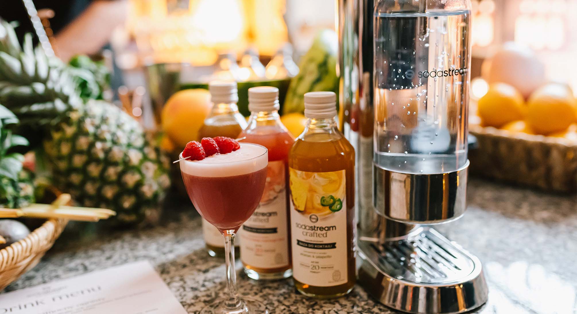 Koktajl, syropi marki SodaStream oraz saturator