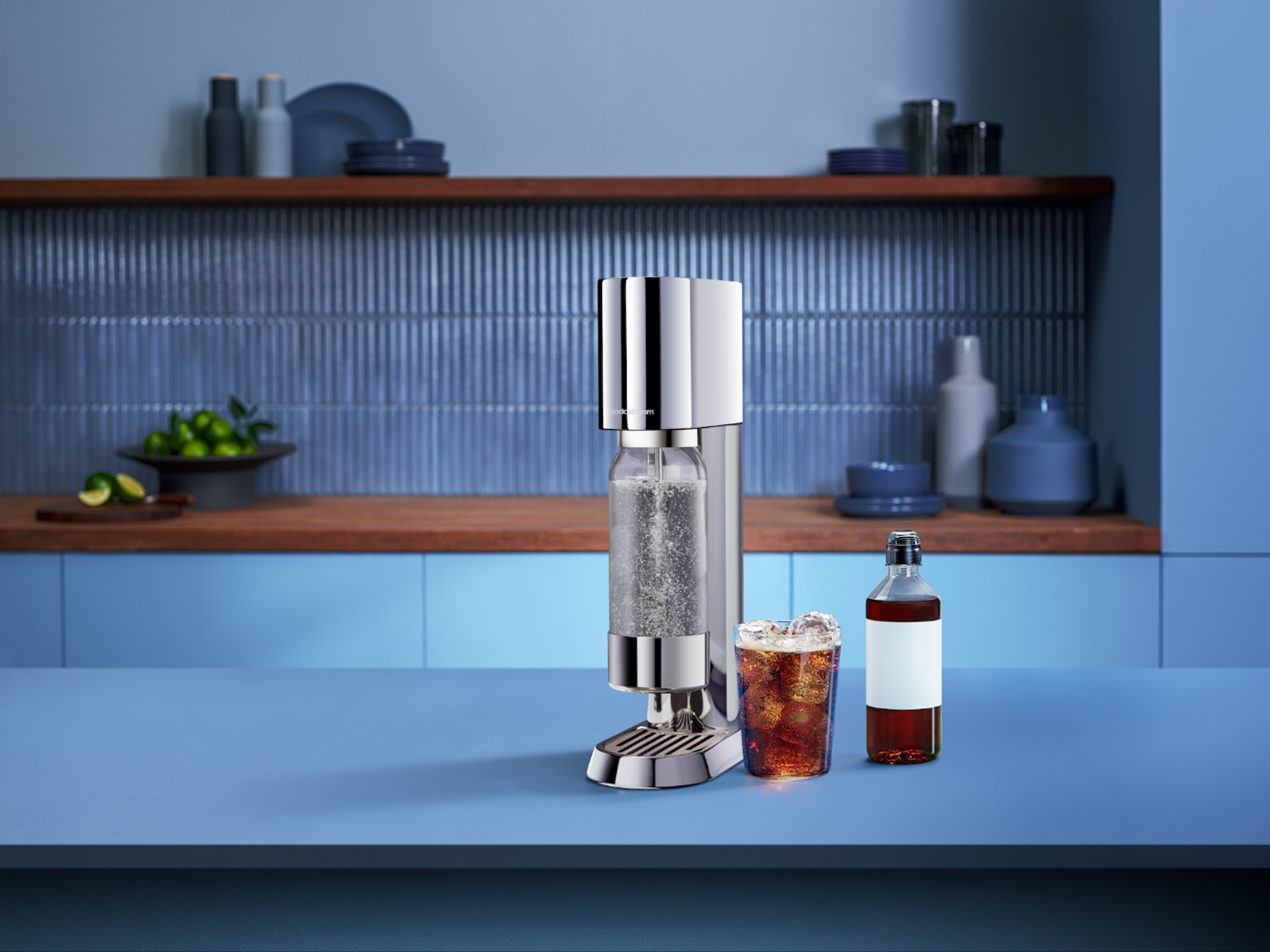 Saturator SodaStream Enso ze stali nierdzewnej stojący na blacie w niebieskiej kuchni.