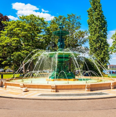 A water fountain in a city park in Geneva