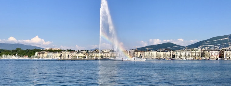 A large fountain spewing water in Lake Geneva