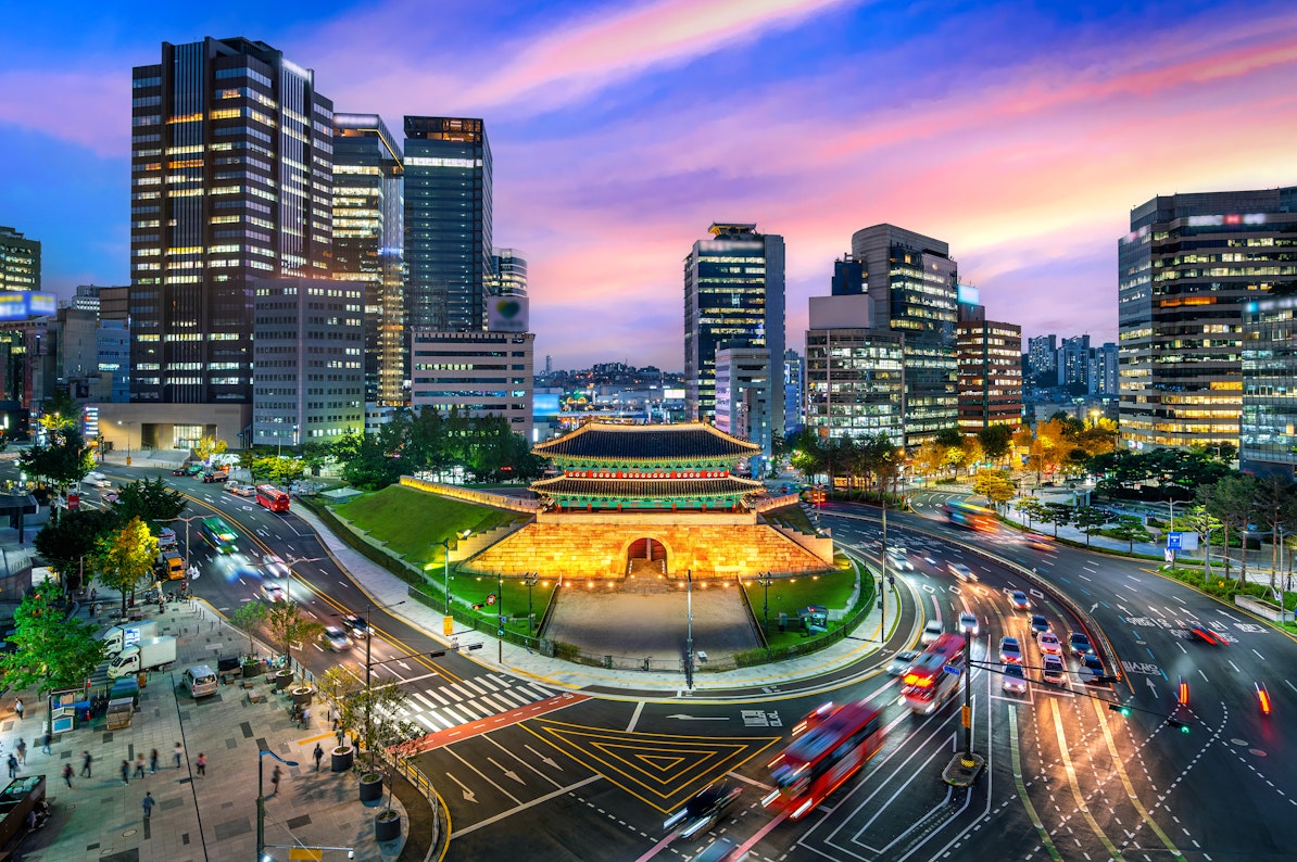 Busy traffic at Namdaemun gate in Seoul, South Korea.
